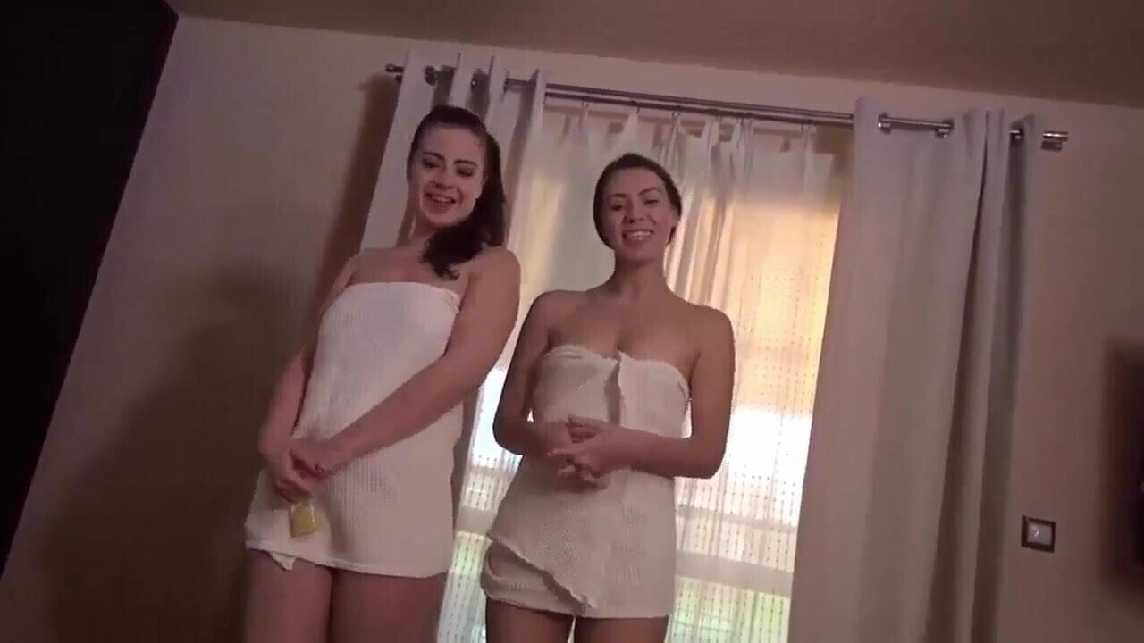 deux salopes sucent bite