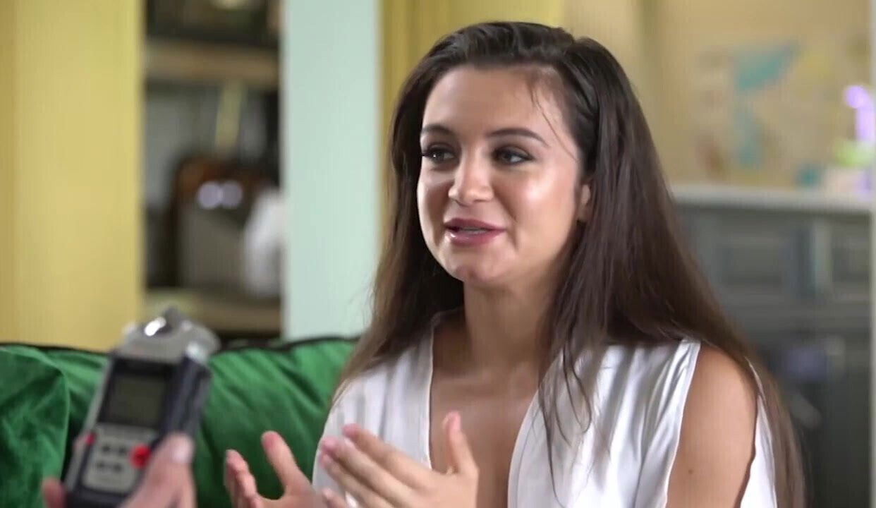 JEUNES CHIENNES PROFITE GROSSE QUEUE