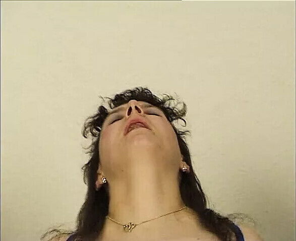 MILF Baeuerin melkt Schwanz richtig