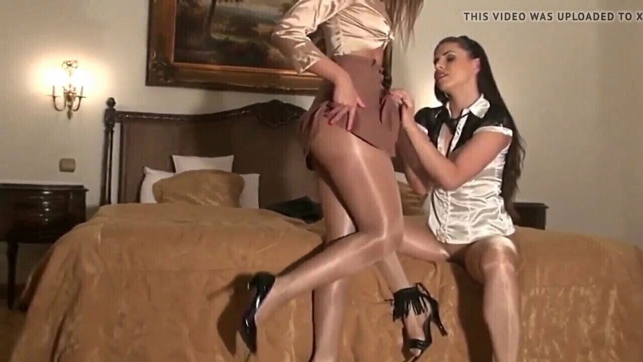 Sexy Babes Show Sexy Suntan Tights