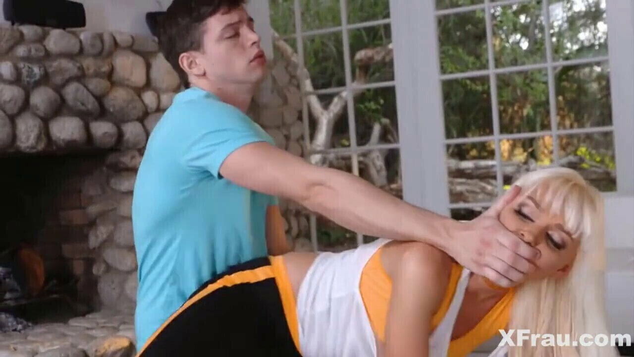 Stiefmutter nach Training gefickt