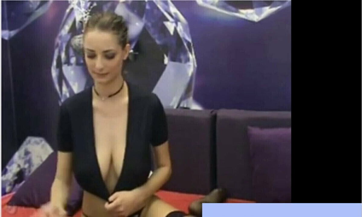 Estelle Taylor striptease