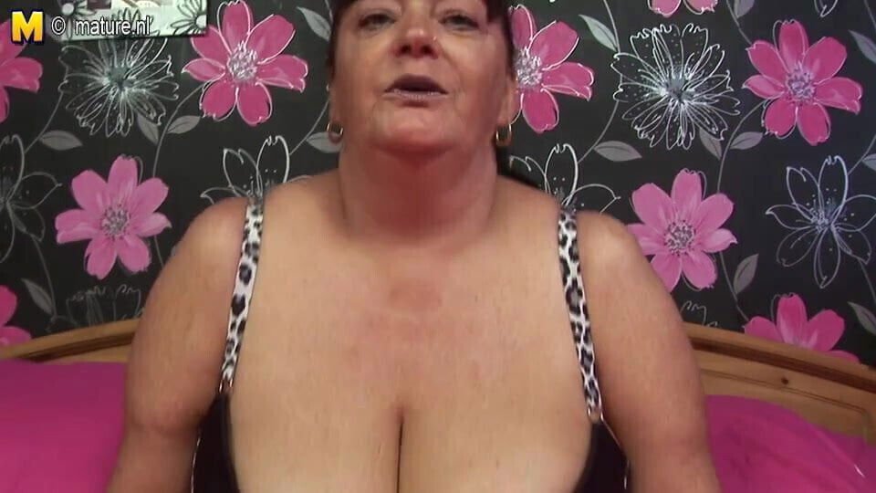 Mature grandma needs good fuck