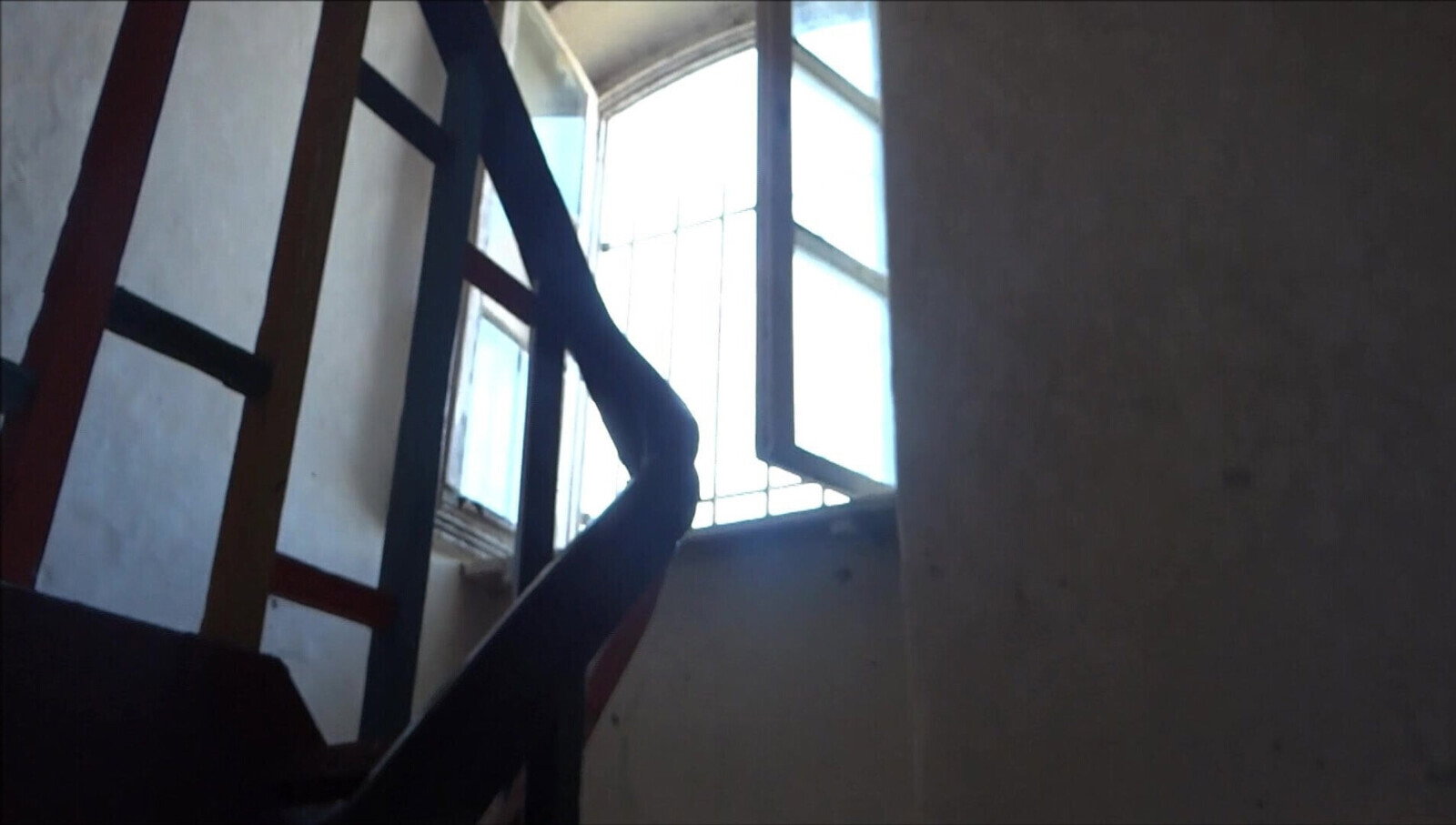 Abandoned Floodgate House visited jerked