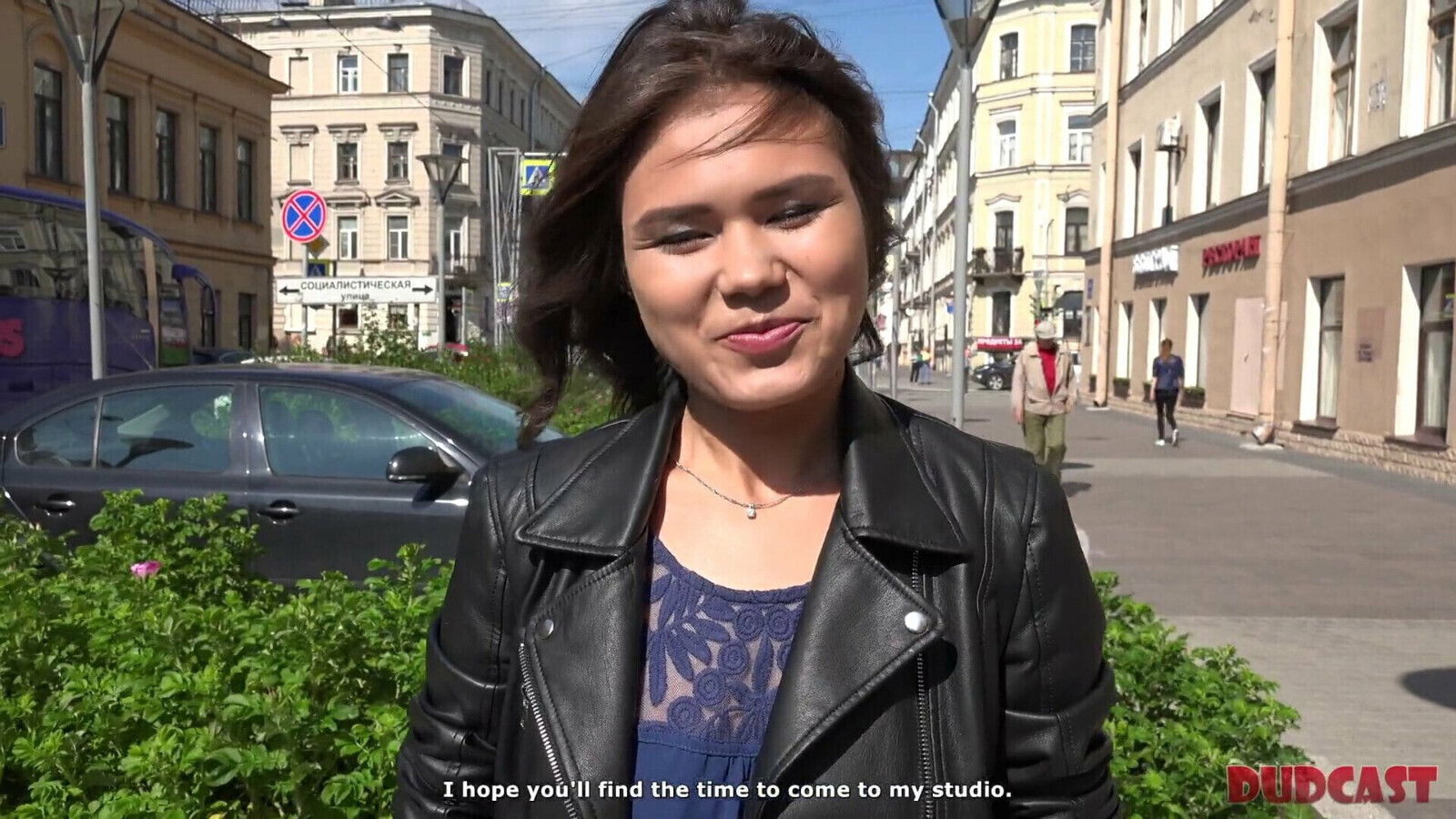 Agent lures exotic model into awesome quickie couch