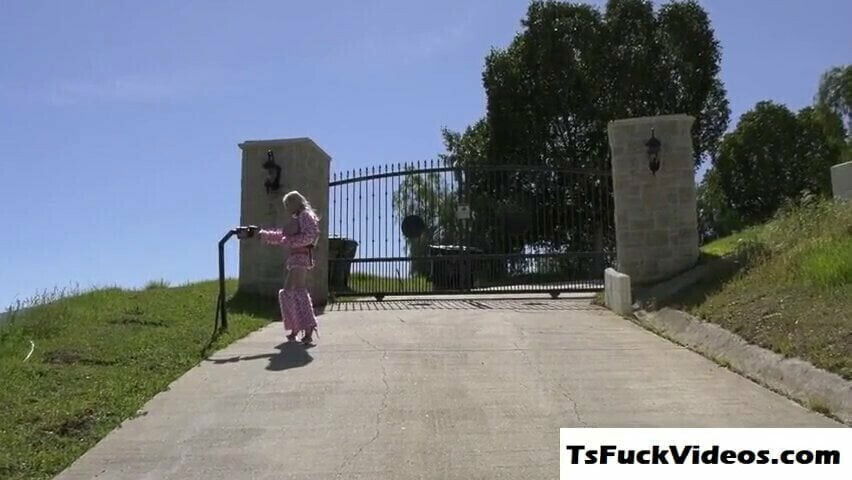 huge girl extreme shemale fuckdoll Juliette Stray