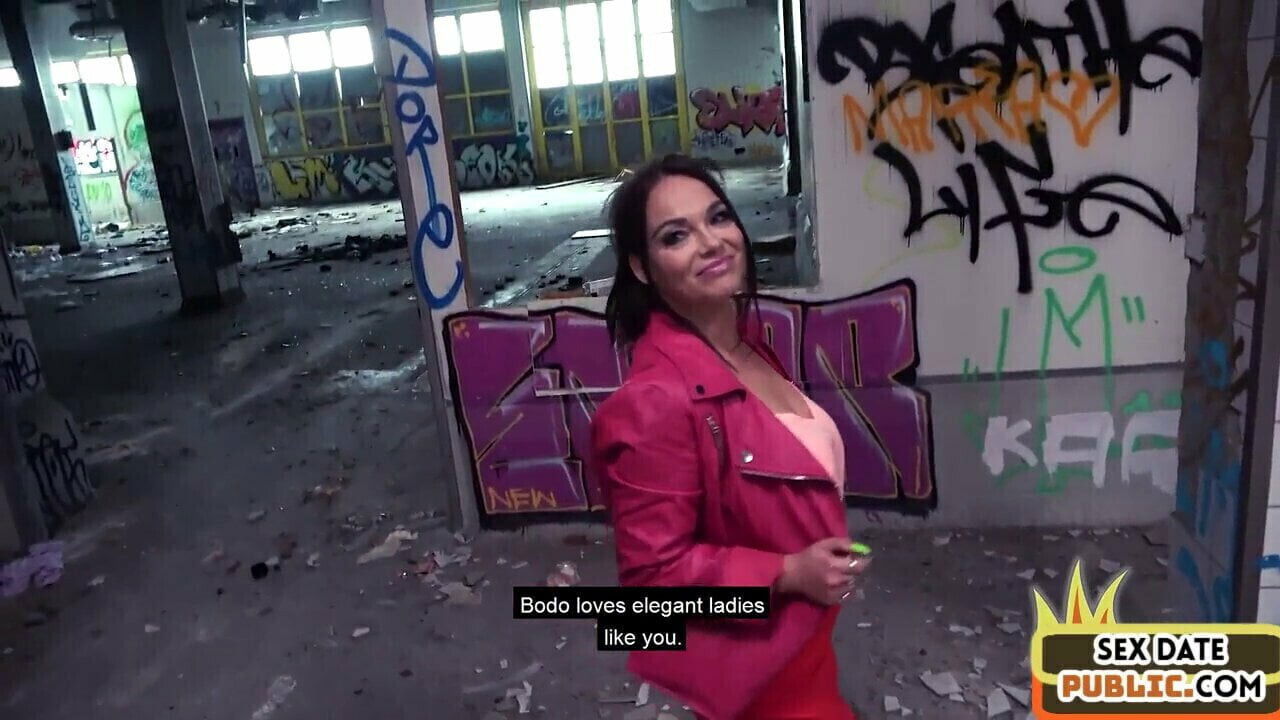 Stockinged curvy slut gives before plowed sexdate