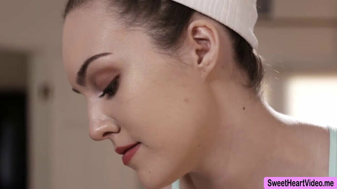 watches Masseuse Freya lick pussy