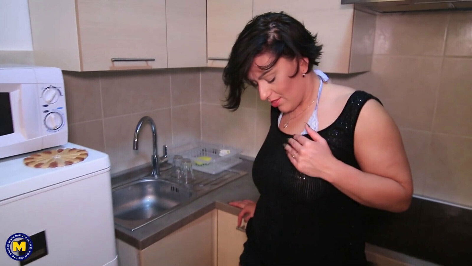 Curvy mature feeding hungry pussy