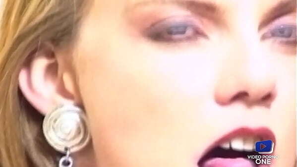 Zara Whites fait baiser plein r&ecirc_ve &eacute_rotique avec Carole Tr&eacute_dille