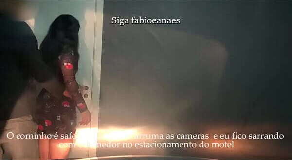Sensual. Sarro Hotwife safada comedor neg&atilde_o dotado garagem enquanto corninho prepara quarto motel para gostoso.
