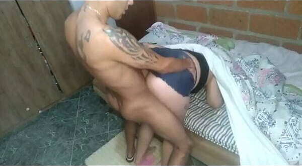 madrastra atascada debajo colchon follada hijastro pervertido condon lustylatinasex