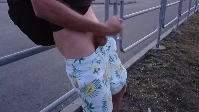 красавчик дрочит член набережной завода. ЭКСТРИМ