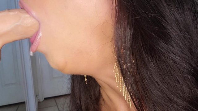 Sloppy Dripping Spit Deepthroat Dildo Close