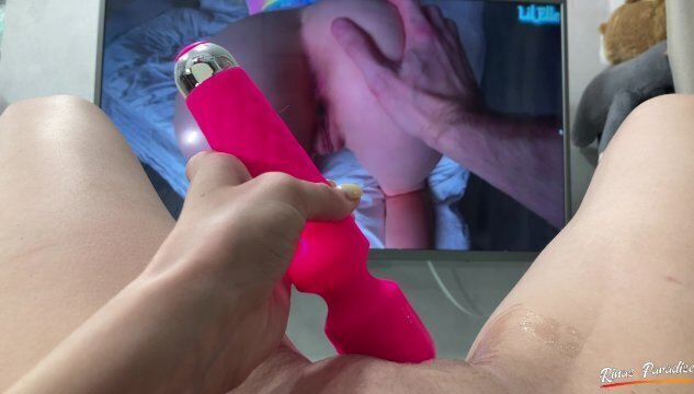 entertain pussy after work with pink vibrator while alone home finish with