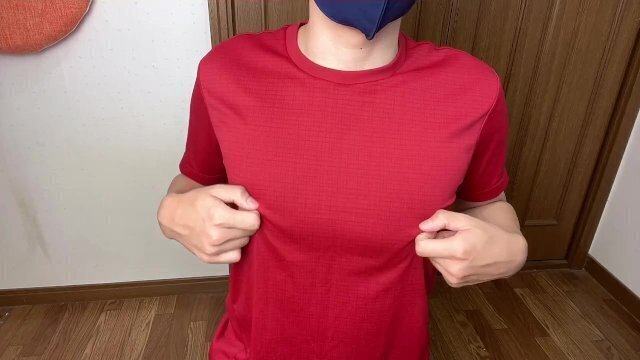【乳首動画】ジム帰りの大学生がスポーツウェアの上から乳首をいじめる！