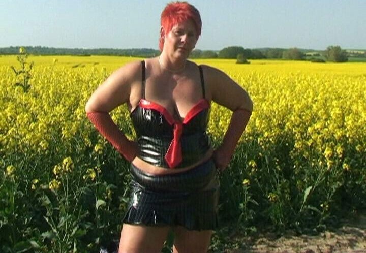 Annadevot Outfit change canola field