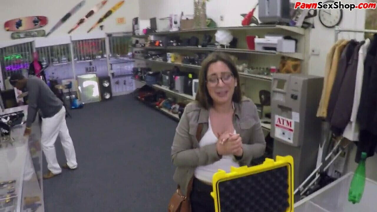 French pawnshop amateur sucking dick before riding