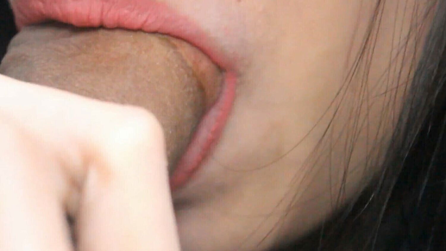 TEEN GIVES PASSIONATE CLOSE-UP BLOWJOB WITH MOUTH