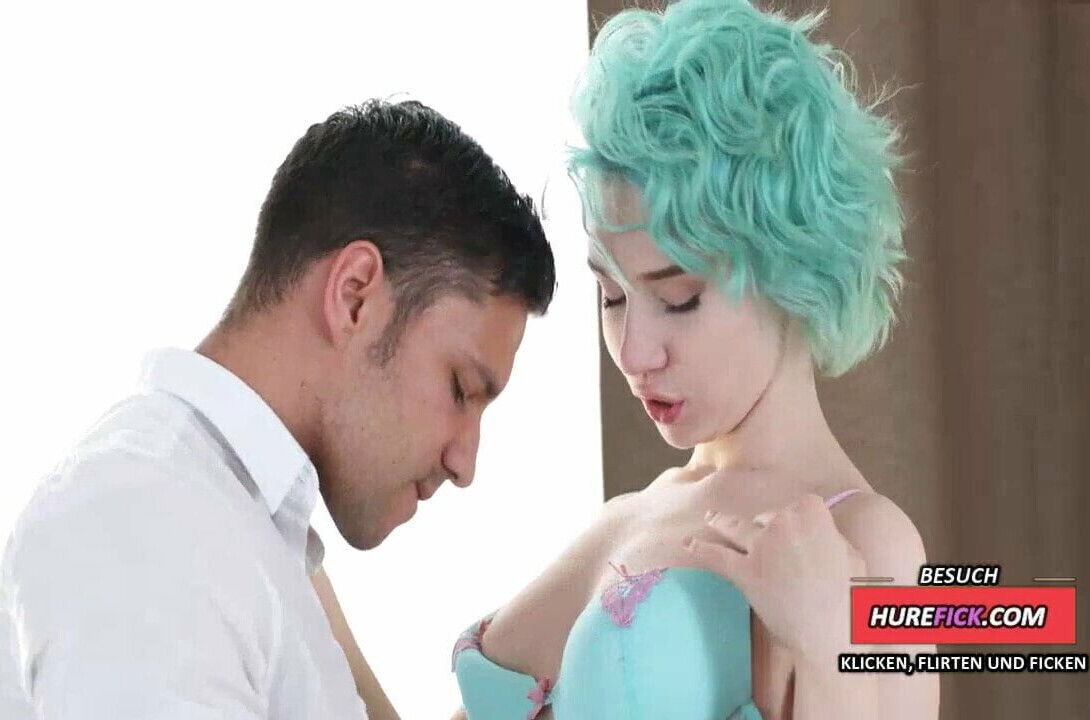 Deutsche HeiBes Madchen blauen Haaren beim ersten Date