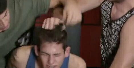 Frocetto sottomesso bulli