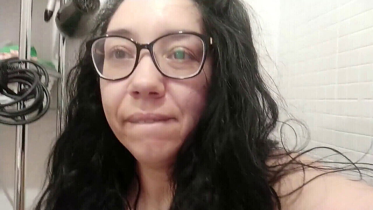 Milf meando, fetiche orina, milf espanola