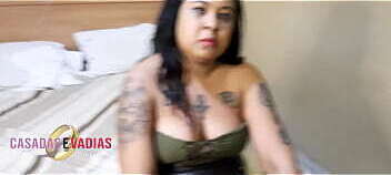 Safadinha casada leva dois pirocudo para motel para fazer um sexo bem gostoso e ainda trair corno do marido que ficou em casa trabalhando plena pandemia.