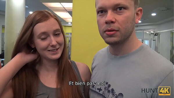 HUNT4K. Dans gymnase vide, chasseur paie l'_argent pour avide empale copine