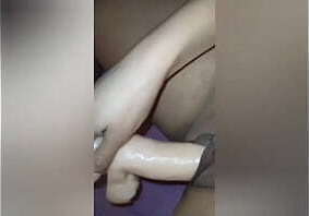 As&iacute_ se masturba la peque&ntilde_a cuando est&aacute_ sola