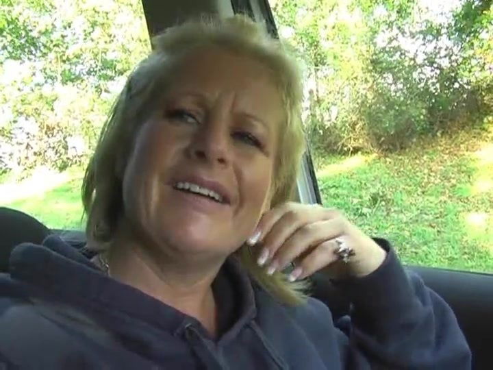 Naughty mature Robyn Ryder spreads legs play