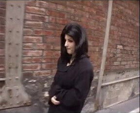 Anabelle, qui a des gros seins, s'exhibe a Paris