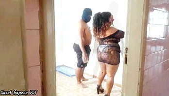 Gordinha vai visitar a obra e descobre que est&aacute_ atrasada ent&atilde_o decidiu dar a buceta pra pos empregados pro servi&ccedil_o acabar logo *Morena Bella Rio*