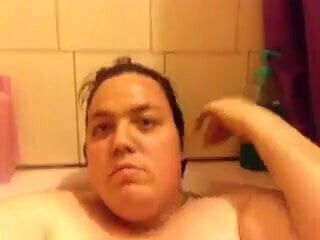 Arie plays with his penis in the bath