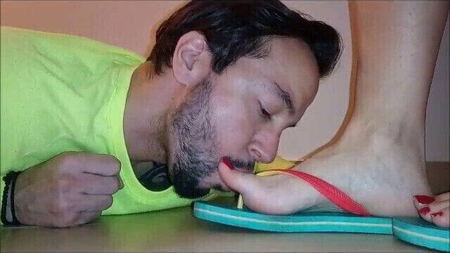 Katia Michelle-slave licks sweaty flip flops