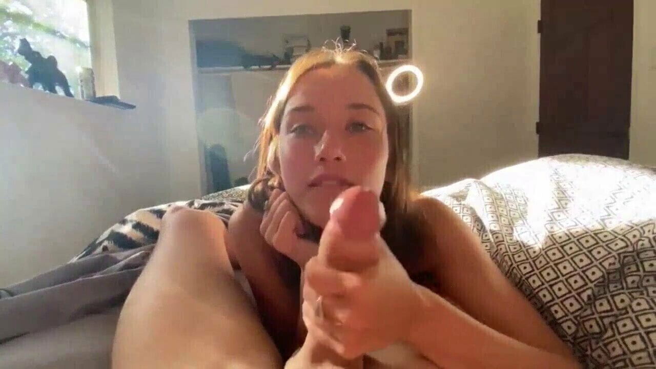 GORACA DZIEWCZYNA DEEPTHROATING DUZY KUTAS JASKOTKI