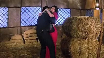 Govinda romance dulaara with Karishma Kapoor