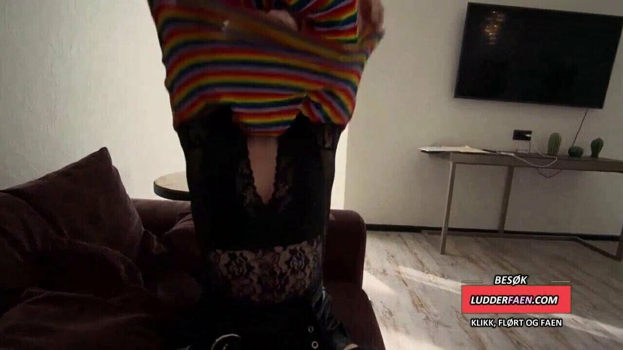 HEI, SITTE JENTA KNULLET HARDT ETTER DISSE