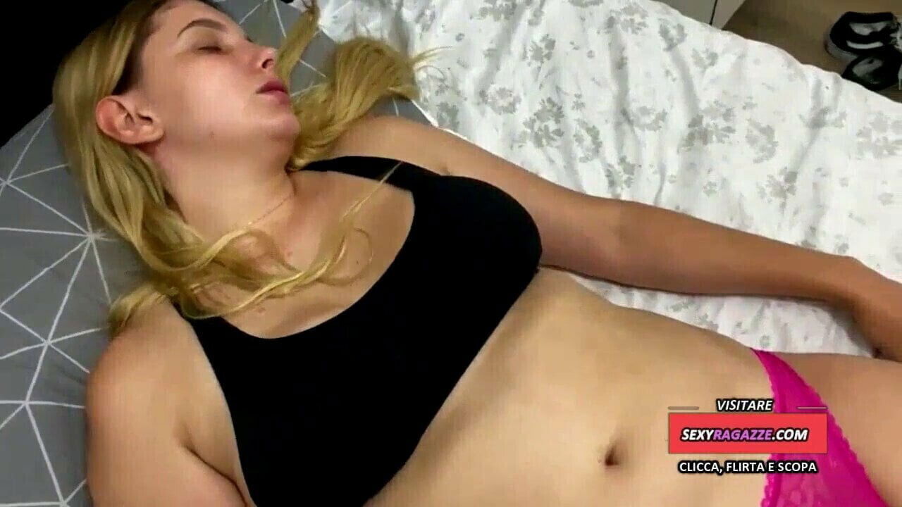 FRATELLO ARRAPATO MASSAGGIA FIGA DELLA SORELLA,