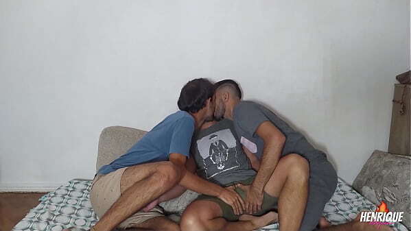 CASADO OHANDO MARIDO DANDO MASTURBANDO.