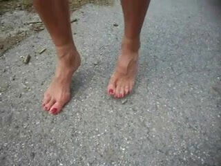 She remove her stockings!!!