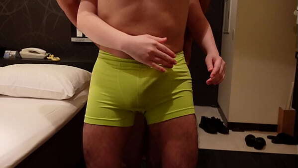 可愛い女性にぶん殴られた惨めな男性器！