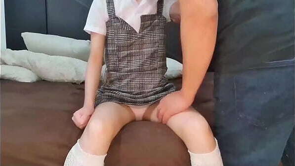 Cogida dura peque&ntilde_a inocente colegiala uniforme puesto