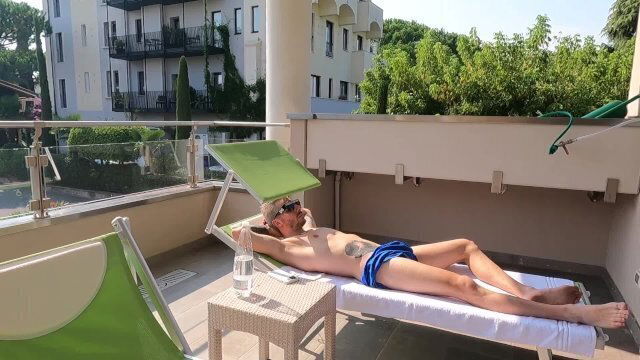 Troia italiana pompino balcone della villa mare (INGOIA TUTTO)