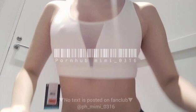 試着室でスポーツウェアを着たものの、乳首透けすぎ。笑
