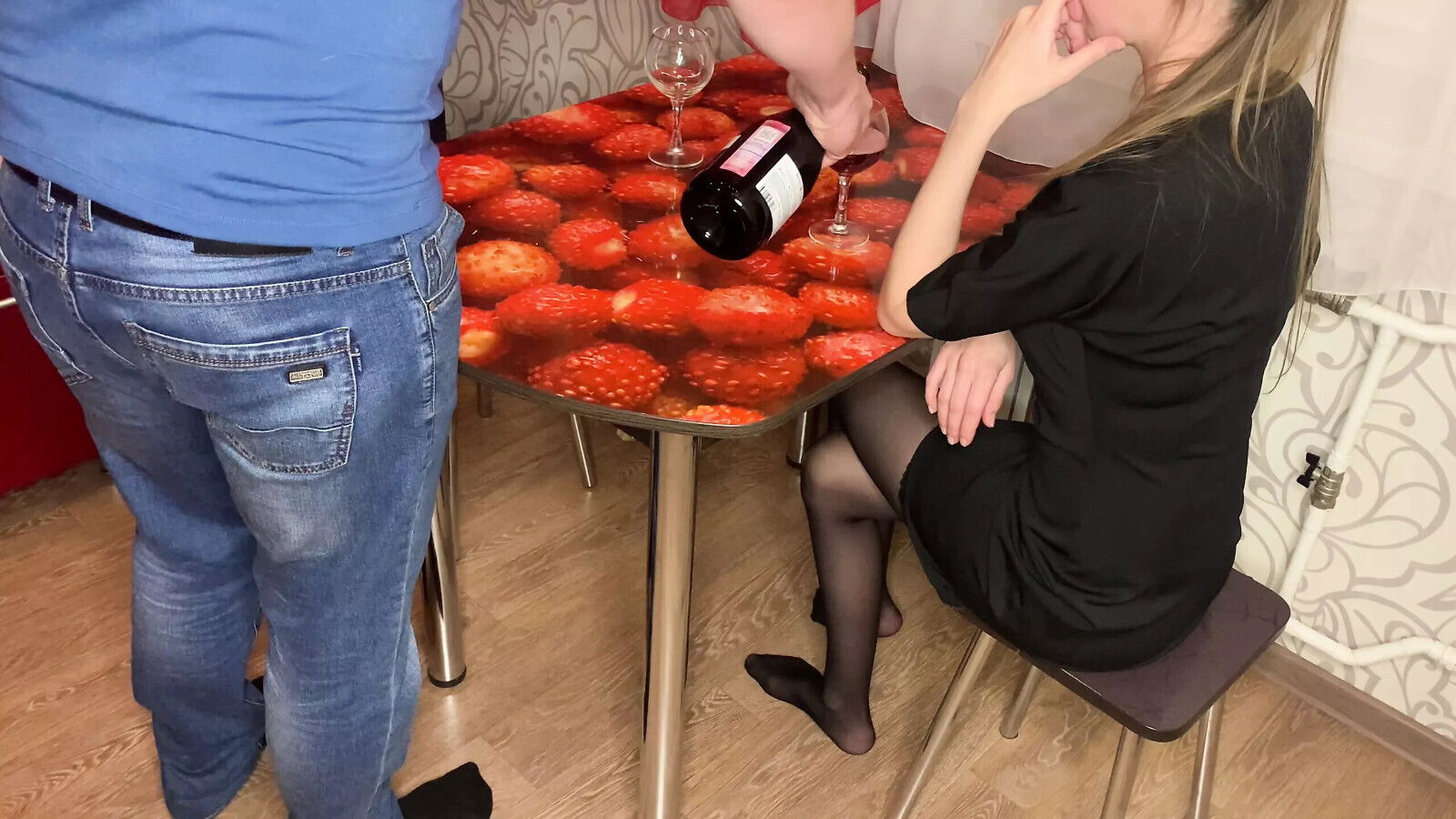 Invited girl dinner fucked kitchen table