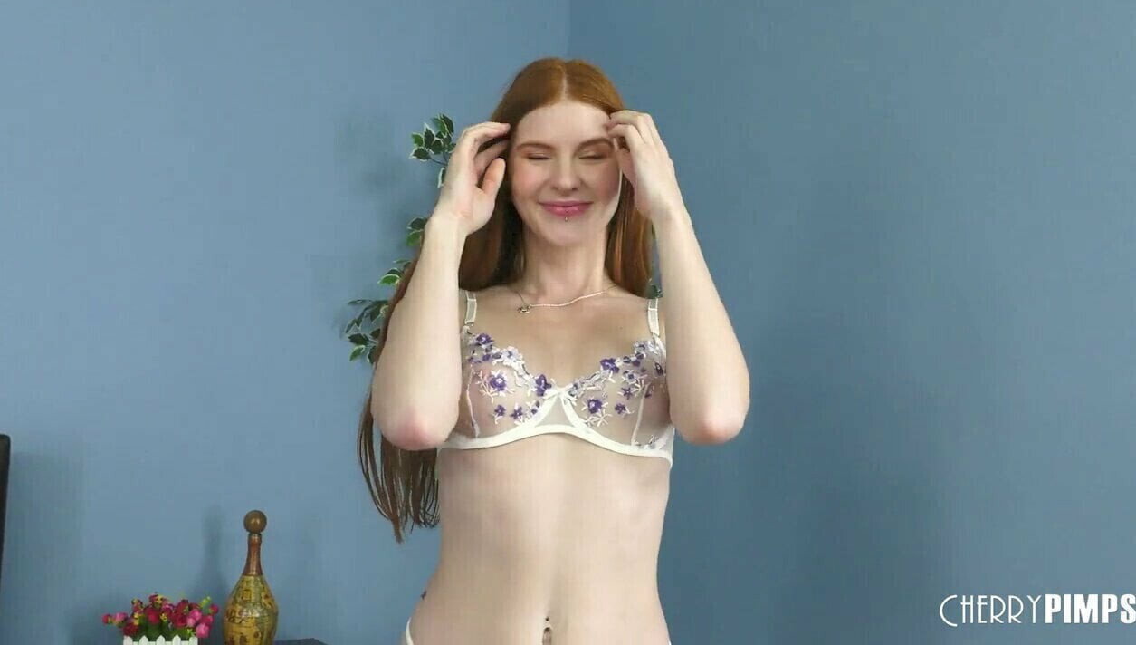 Redhead Shows Feet While Masturbates Live