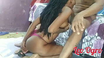 Novinha casada Nicoli Fox chupando pau do amante e fazendo DP com vibrador.