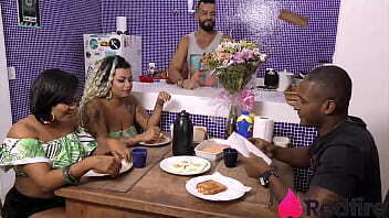 Hoxxxtel Duas amiguinhinhas botaram foder dotados pelo muito anal! Mark Butt, Vinny Burgos