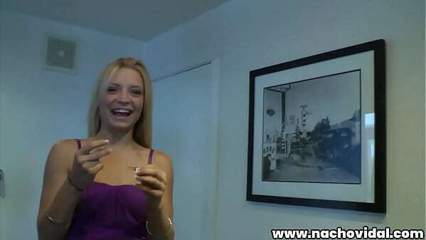 director Nacho Vidal pudo resistir lentaci&ograve_n joven rubia Ayssa mientra ella preparaba para escena. detr&agrave_s camara momento