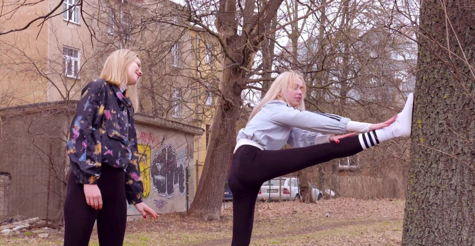 Bernie Svintis having while fingering Alice Reign's puss